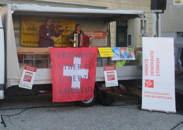 Demo Winterthur 18.9.2021: Musik
                    mit Geige und Handorgel