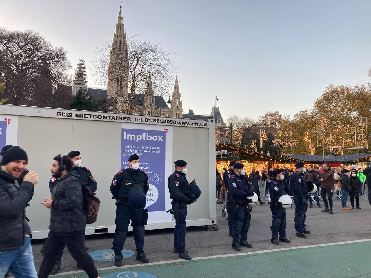 Gestern in
                  Wien 21.11.2021: Die Costapo musste eine
                  "heilige" Impfbox bewachen: Demo Wien: Die
                  Polizei beschützt eine „Impfbox“