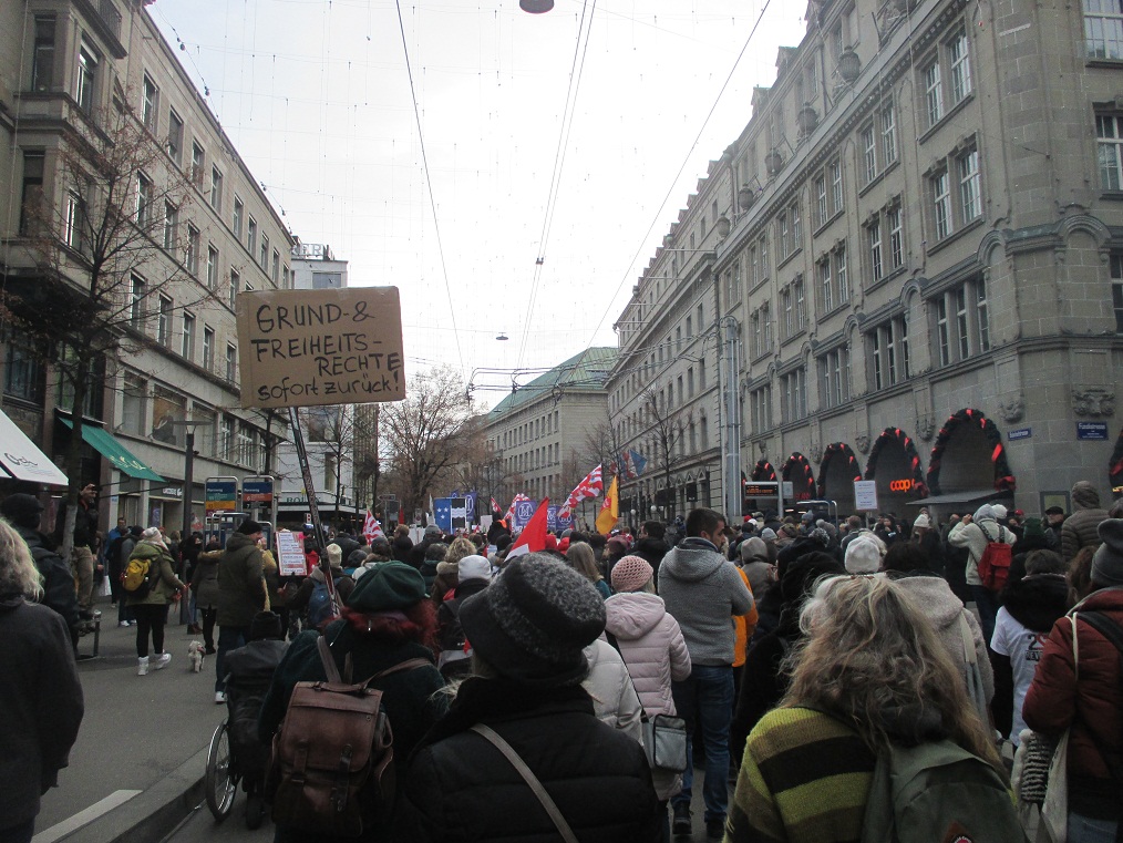 Demo in Zürich 8.1.2022 15: Der Demozug geht
durch einen Teil der Bahnhofstrasse Demo in
Zürich 8.1.2022 15: Der Demozug geht durch einen Teil
der Bahnhofstrasse
