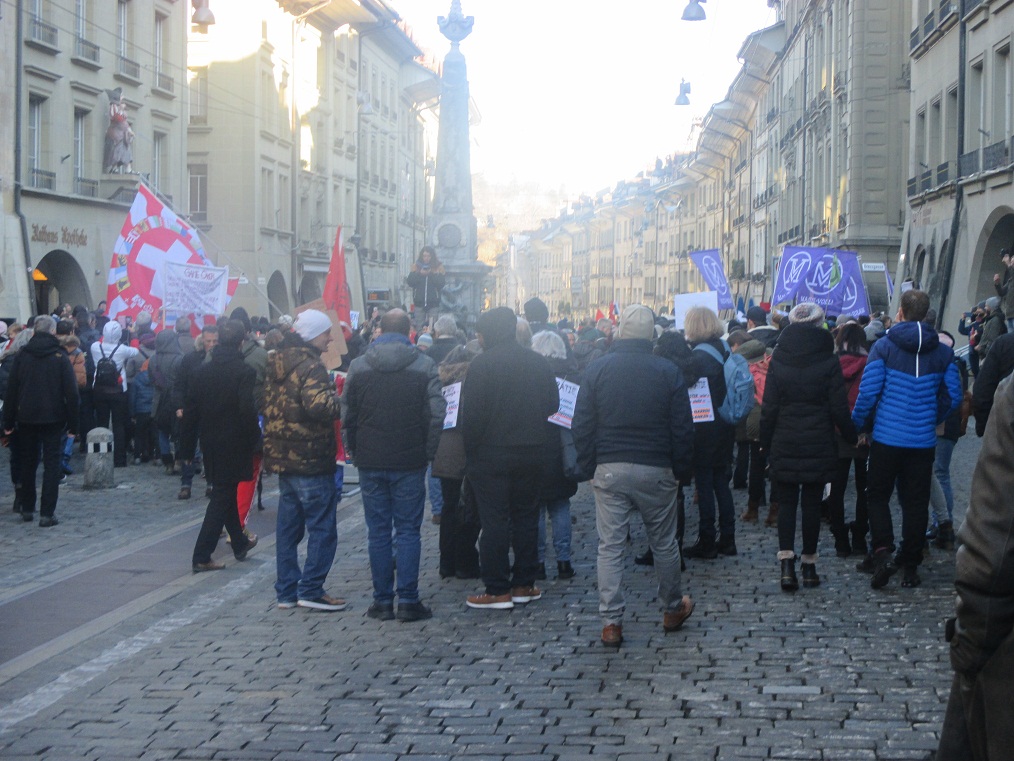 Demo in Bern 22.1.2022: Fahnen von MassVoll Demo in Bern 22.1.2022: Fahnen von MassVoll