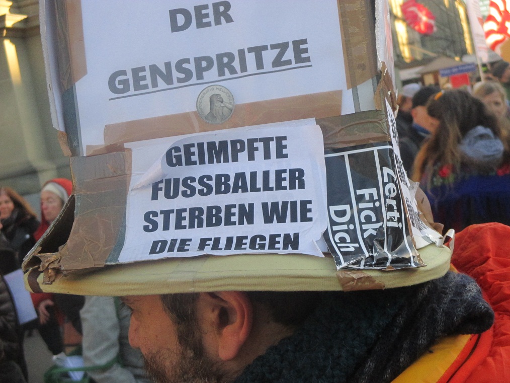 Demo Bern 22.1.2022: Plakat "Geimpfte
Fussballer sterben wie die Fliegen" Demo
Bern 22.1.2022: Plakat "Geimpfte Fussballer
sterben wie die Fliegen"
