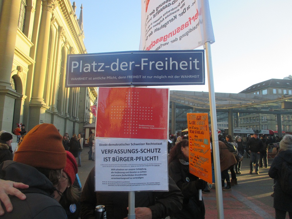 Demo in Bern 22.1.2022: Plakat "Platz der
Freiheit" der Freunde der Verfassung Demo
in Bern 22.1.2022: Plakat "Platz der
Freiheit" der Freunde der Verfassung