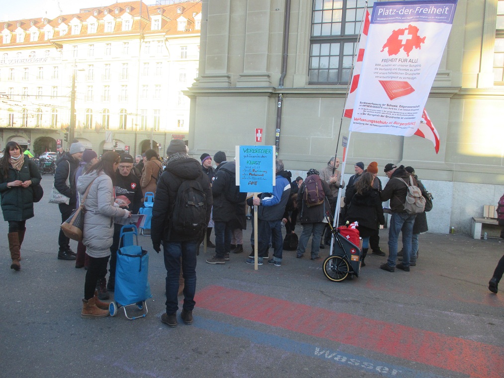 Demo in Bern 22.1.2022: Die Fahne der Freunde
der Verfassung Demo in Bern 22.1.2022: Die Fahne
der Freunde der Verfassung