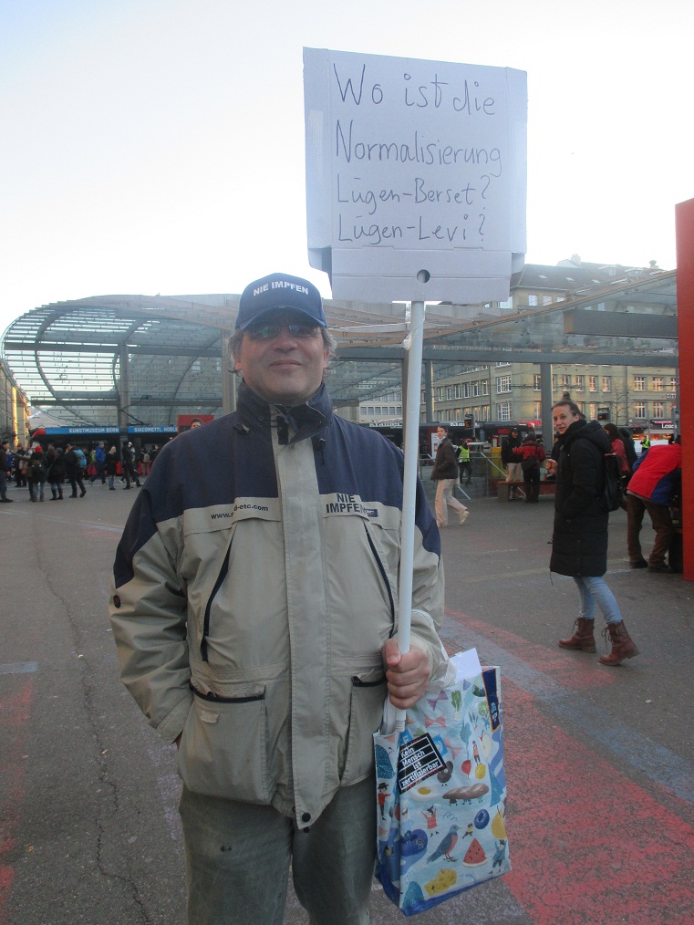 Demo in Bern 22.1.2022: Plakat "Wo ist die
Norrmalisierung, Lügen-Berset? Lügen-Levy?" Demo in Bern 22.1.2022: Plakat "Wo ist die
Norrmalisierung, Lügen-Berset? Lügen-Levy?"