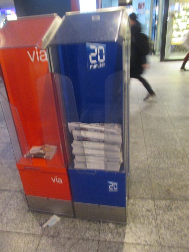 Hauptbahnhof Bern: Die
                Gratis-Antifa-Zeitung 20minutten ist nicht mehr so
                beliebt, der Kasten ist um 16:50 Uhr noch halb voll