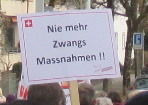 Demo in
                      Z�rich-�rlikon 19.2.2022: Plakat mit der
                      Forderung: "Nie mehr Zwangsmassnahmen"