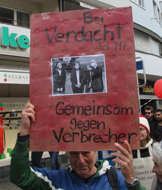 Demo in Z�rich-�rlikon
                  19.2.2022 41: Plakat: "Gemeinsam gegen
                  Verbrecher", wie z.B. das Impfmonster Berset