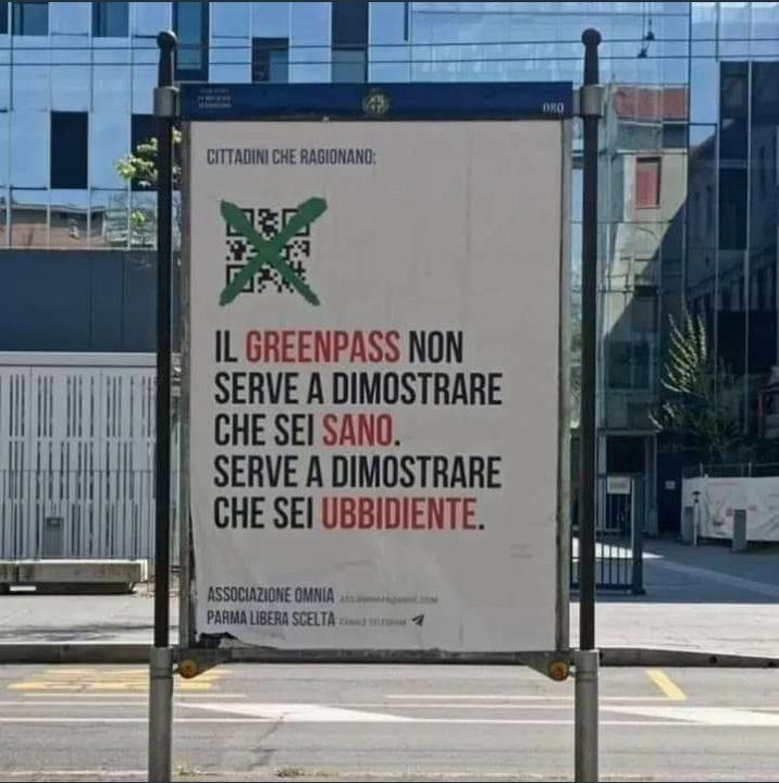 Widerstand in Parma (1G-Fascho-Italien) am
                      17.4.2022: Plakat gegen Zertifikat und falsche
                      Gehorsamkeit: Parma, Italien: "Der Grüne Pass
                      soll nicht zeigen, dass Du gesund bist. Er soll
                      zeigen, dass Du gehorsam bist."