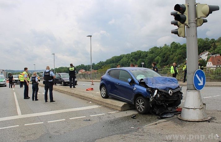 Verdacht Vaccident in Passau 14.5.2022:
                    Autofahrer Portugiese (53) hat Ohnmacht? oder
                    Krampf? baut 3 Unfälle: Mann baut mehrere Unfälle:
                    Drei Schwerverletzte auf der Schanzlbrücke