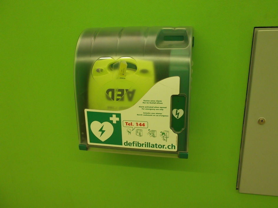 Das
                      "Gesundheitszentrum" im Bahnhof Basel
                      SBB hat neu einen Defibrillator bekommen. Warum
                      denn wohl? Man könnte noch einen Kleber
                      drankleben: Vorsorge für die Gesundheit: NIE
                      IMPFEN! - www.med-etc.com