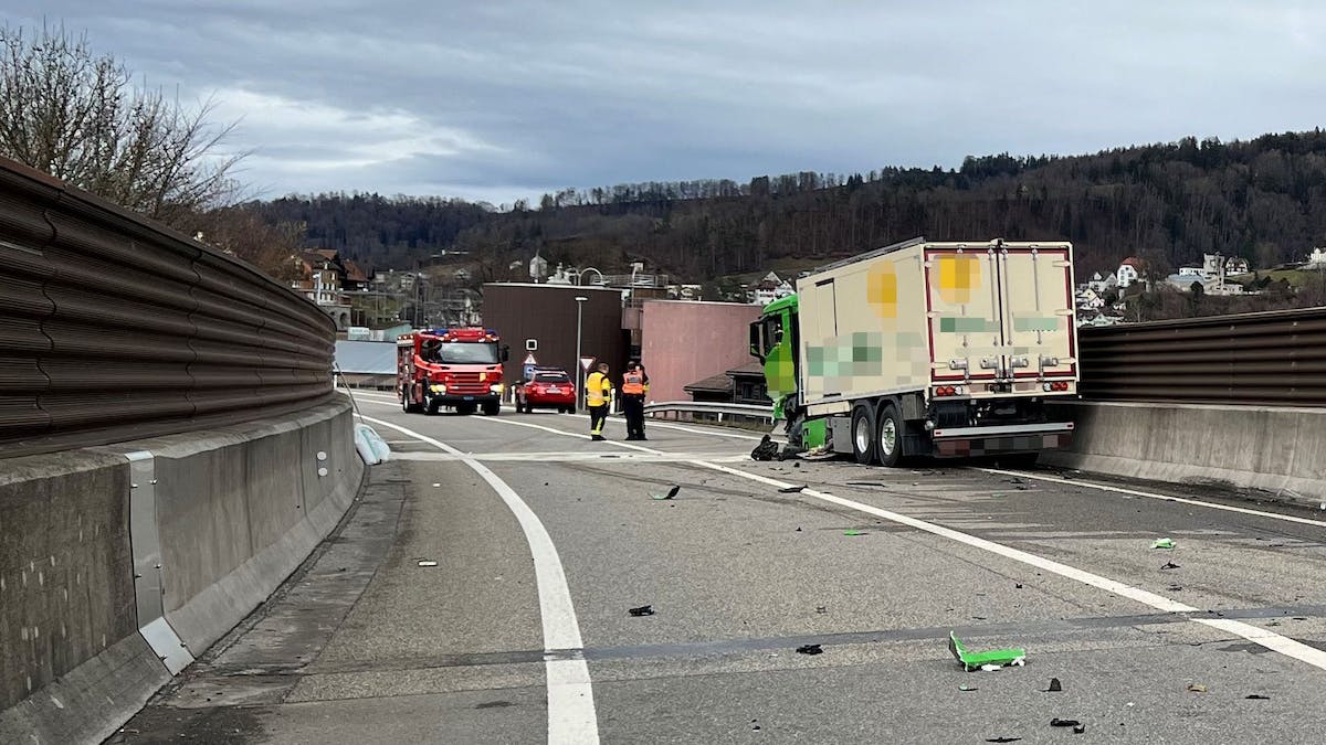 Verdacht Vaccident in Lichtensteig (Kt. St.
Gallen) am 26.1.2024: Autofahrer (50) fährt in
Gegenverkehr gegen Lastwagen - tot: Autofahrer (50)
stirbt nach Frontalkollision Verdacht
Vaccident in Lichtensteig (Kt. St. Gallen) am
26.1.2024: Autofahrer (50) fährt in Gegenverkehr
gegen Lastwagen - tot: Autofahrer (50) stirbt nach
Frontalkollision