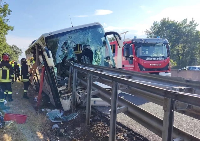 Verdacht Vaccident in Italien am 5.8.2024: Buss
fährt in Leitplangenende: Tödlicher Unfall in der
Toskana: Reisebus von Leitplanke aufgespießt: Ein
Toter und zahlreiche Verletzte Verdacht
Vaccident in Italien am 5.8.2024: Buss fährt in
Leitplangenende: Tödlicher Unfall in der Toskana:
Reisebus von Leitplanke aufgespießt: Ein Toter und
zahlreiche Verletzte