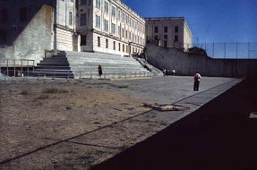 Der
                          Gefngnishof auf der Gefngnisinsel Alcatraz
                          vor San Francisco. Die Trostlosigkeit ist
                          nicht zu berbieten, und entsprechend wird
                          auch die seelische Energie der Gefangenen
                          trostlos gewesen sein. 1963 wurde der Knast
                          geschlossen.
