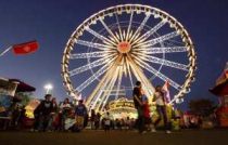 Farbige Gl�hbirnen verk�rpern die Farben
                          des Lichts in Kombination mit den
                          Anstrichfarben, also die Farbe als Geist in
                          Kombination mit der Farbe als K�rper, hier an
                          einem grossen Riesenrad (die Form eines
                          Mandalas)