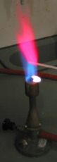 Die rote Flamme
                                    bei der Verbrennung von Lithium