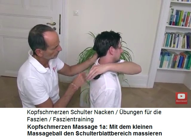 Kopfschmerzen Video 1 Massage 1a: Mit dem
                      kleinen Massageball wird der Schulterblattbereich
                      massiert