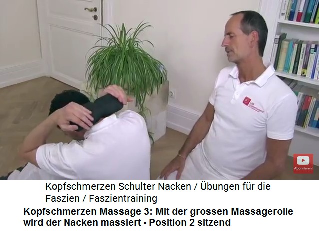 Kopfschmerzen Video 1
                      Massage 3: Sitzend wird mit der grossen
                      Massagerolle der Nacken massiert