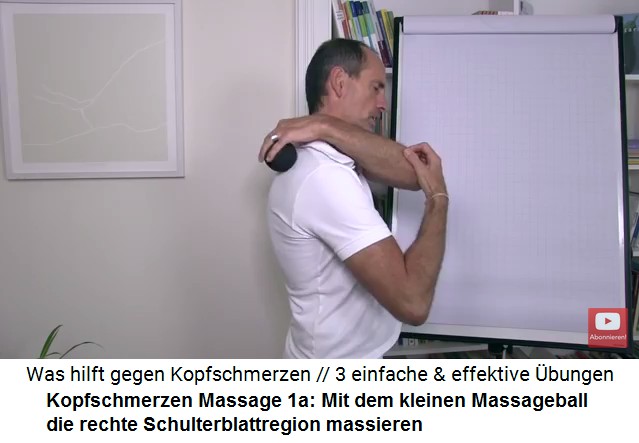 Kopfschmerzen Video 2 Massage 1a: Mit dem
                      kleinen Massageball wird die rechte
                      Schulterblattregion und der obere Rand des
                      Schulterblatts massiert