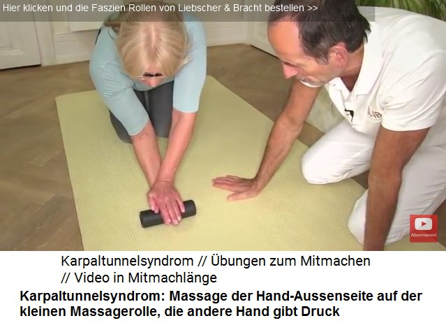 Massage gegen
                      Karpaltunnelsyndrom 3b: Die Aussenhand des
                      betroffenen Arms wird auf die kleine Massagerolle
                      gelegt und die andere Hand gibt Druck oben drauf