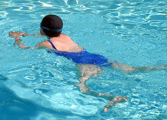 Ruhig schwimmen ist
                          beste Physiotherapie und Strkung fr die
                          Wirbelsulenmuskulatur, fr Leute, die an
                          einem See wohnen oder im Schwimmbad