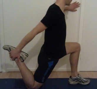 Stretching fr die
                    Bauchseite: Halb in die Knie gehen und hinten den
                    Fuss zum Gesss ziehen