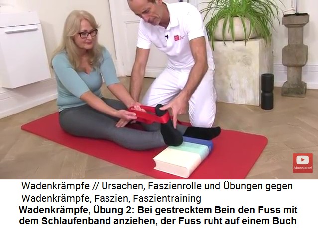 Wadenkr�mpfe �bung 2: Bein strecken und
                      den Fuss mit einem Schlaufenband anziehen 03 mit
                      einem Buch unter dem Fuss
