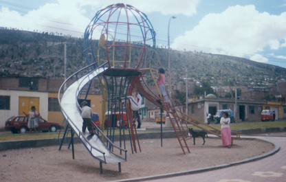 Ein
                      Kind klettert die Rutschbahn aufwrts