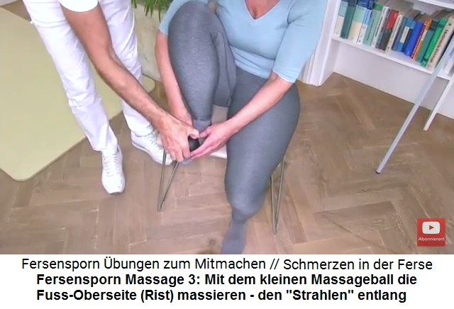 Fersensporn Massage 3:
                      Mit dem kleinen Massaageball wird die
                      Fuss-Oberseite (Rist) massiert, den
                      "Strahlen" entlang 01