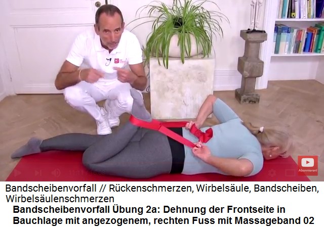 Bandscheibenvorfall �bung 2a:
                              Bauchlage, der rechte Fuss wird mit einem
                              Massageband angezogen 02