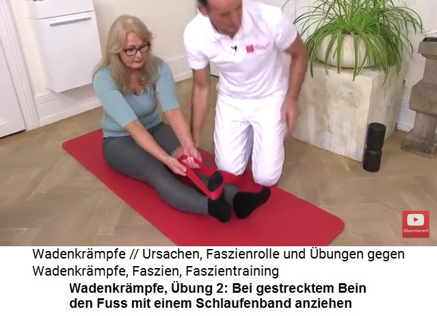 Wadenkr�mpfe �bung 2: Bein strecken und den
                      Fuss mit einem Schlaufenband anziehen 02