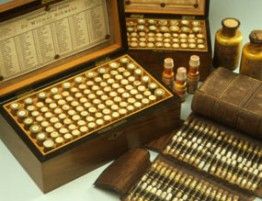 Koffer mit homöopathischen Kügelchen Koffer
mit homöopathischen Kügelchen