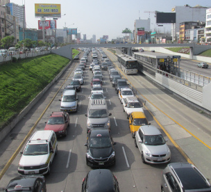 Autoreisen sind ab 2
              Stunden sehr stressig, z.B. Stau auf Autobahn in Lima
              2015