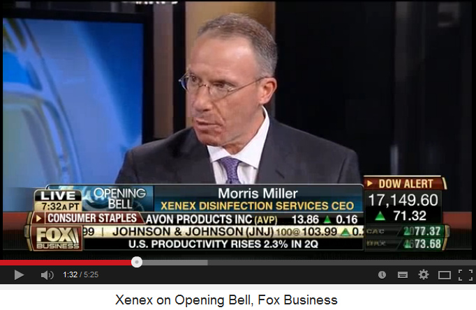 CEO Maurice Miller von
                                        Xenex beschreibt den
                                        Virusbeseitigungsroboter 02