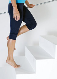 Zehenspitzenstand an einer
                        Treppenstufe mit Gel�nder