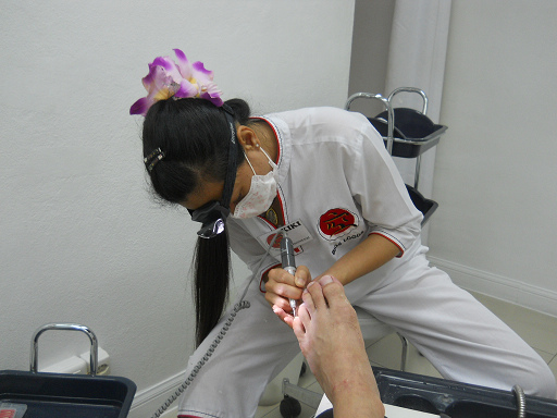 Fussnägel werden mit
Präzisionsinstrumenten abgeschliffen Fussnägel werden mit Präzisionsinstrumenten
abgeschliffen