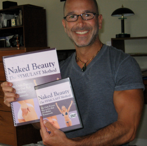 Joey Atlas mit seinen
              Symulast-bungen "Naked Beauty"