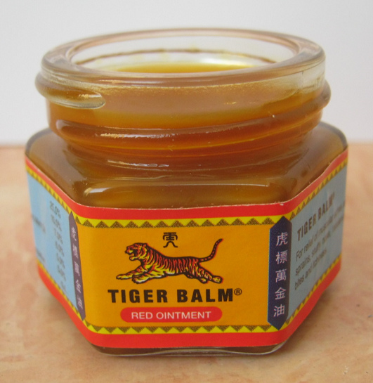 แก้วบาล์มที่มีโลโก้ของเสือกับเสือสีส้ม