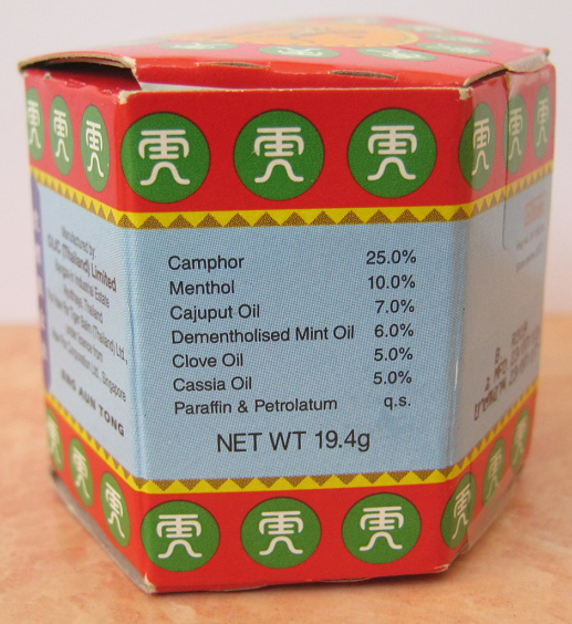 กล่องของบาล์มเสือด้วยตัวชี้วัดเกี่ยวกับส่วนผสม:
                      การบูร 25%, เมนทอล 10% น้ำมัน cajuput 7%,
                      น้ำมันสะระแหน่ dementholised 6% น้ำมันกานพลู 5%
                      น้ำมันขี้เหล็ก 5% พาราฟินและปิโตรสำหรับการทำครีม