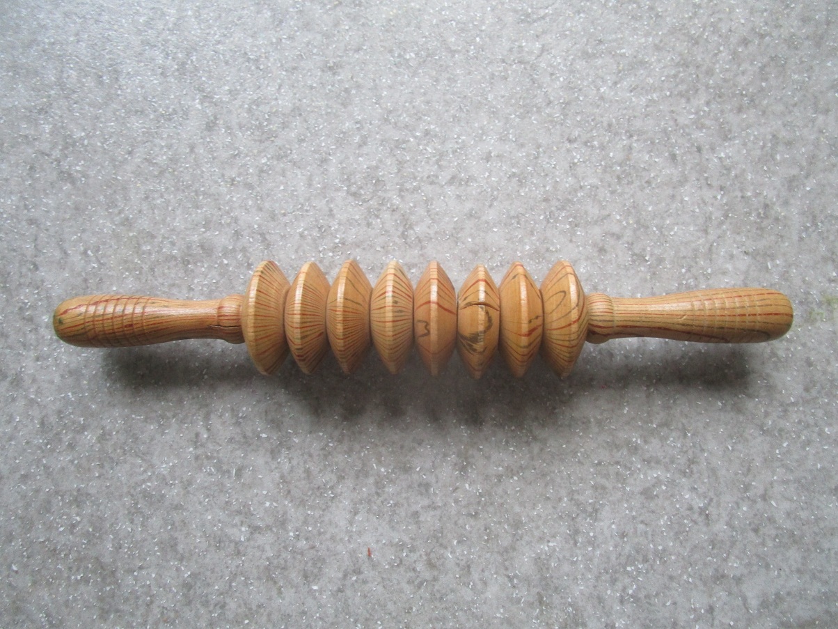 Der Furchen-Massageroller gegen Hexenschuss:
gleicht die Muskulatur am Rücken und am Hinterteil
aus - 3x täglich 2 Minuten lang machen Der
Furchen-Massageroller gegen Hexenschuss: gleicht die
Muskulatur am Rücken und am Hinterteil aus - 3x
täglich 2 Minuten lang machen