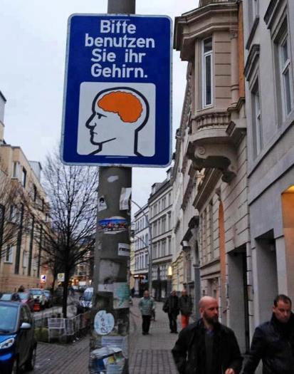 Verkehrszeichen "Hirn benutzen" mit
                  dem Text: "Bitte benutzen Sie ihr Gehirn",
                  leider ohne Ortsangabe, gepostet von Rogan der der
                  Rothaarige (facebook, 30.8.2012)