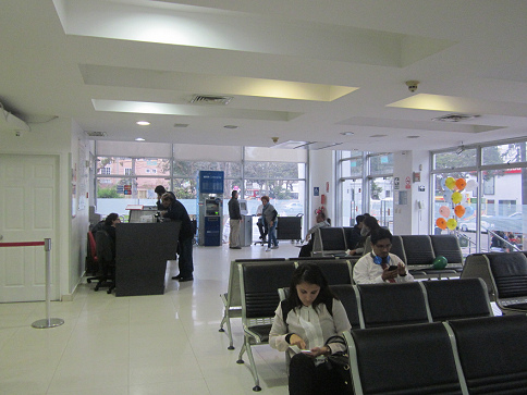 La sala de espera del laboratorio
                        "Suiza Lab" en San Isdro en Lima