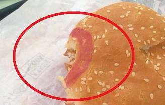 Giftiger Lippenstift an einem
                Br�tchen [5] - und so wird der giftige Lippenstift auch
                noch GEGESSEN