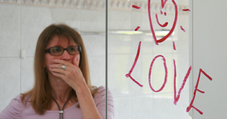 Pintalabios impermeable en un
espejo Pintalabios impermeable en
un espejo