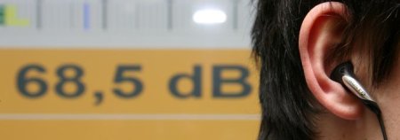 Die
                Mini-Kopfh�rer im Ohr sollten nur sehr leise eingestellt
                werden, ansonsten droht lebenslange Schwerh�rigkeit. Bis
                heute fehlt jeglicher Warnhinweis auf dem Produkt...