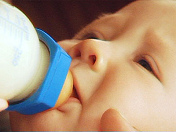 Wird das Baby mit der Milchflasche
                                grossgezogen, muss das Baby nicht nur
                                zweitklassige Flaschennahrung
                                akzeptieren, sondern das Saugen geht so
                                leicht, dass kein Wachstumsreiz f�r das
                                Kieferwachstum und die Kieferentwicklung
                                und somit f�r die Gesichtsentwicklung
                                besteht. Die Kiefer und das Gesicht
                                werden viel zu schmal. [22]