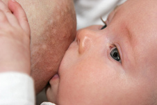 Dar leche al bebe
                        por mucho tiempo es la ptima condicin para un
                        bueno desarrollo de la cara del bebe porque el
                        nio tiene que chupar fuertemente y por eso el
                        crecimiento del maxilar es bien provocado. Ms
                        tarde todos los dientes tienen bastante espacio
                        pues [2].