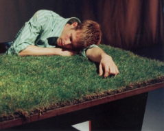 Auch die Schlafposition mit dem Kopf
                              auf dem Arm ist f�r die Z�hne ziemlich
                              gef�hrlich, denn wenn der Unterkiefer noch
                              irgendwo aufgelegt wird, dann werden die
                              Kiefer und die Z�hne zusammengedr�ckt