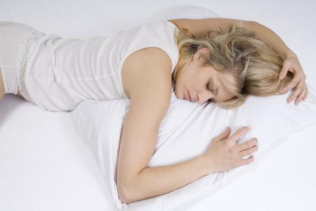 Die Schlafposition auf dem Bauch mit
                              Unterlage (hier mit einem Kissen) ist f�r
                              die Z�hne ziemlich gef�hrlich, weil die
                              Kiefer leicht zusammengedr�ckt werden
                              k�nnen, wenn der Kopf gegen unten dr�ckt