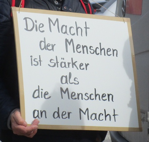 Plakat: "Die Macht der Menschen ist st�rker
                  als die Menschen an der Macht", Zoom