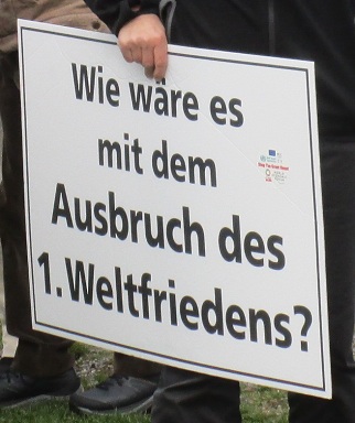 Demo in Brunnen auf der
                  Seewiese 03: Plakate der Freiheitstrommler: Wie w�re
                  es mit dem Ausbruch des 1. Weltfriedens?